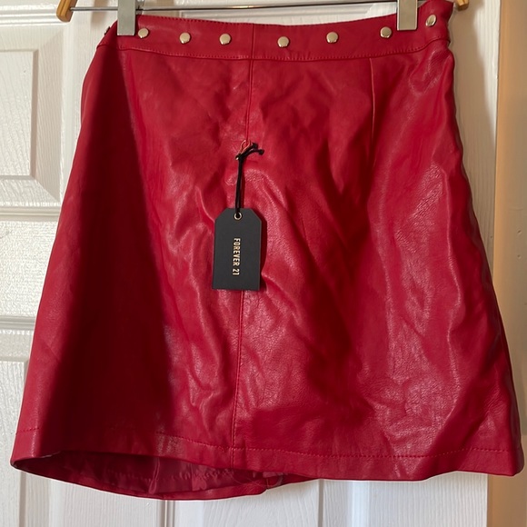 Short red skirt - Picture 3 of 3